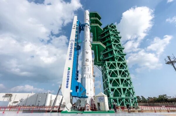 국형발사체 누리호가 25일 전남 고흥 나로우주센터에서 4차 발사를 위한 기립작업이 진행되고 있다 [사진=한국항공우주연구원]