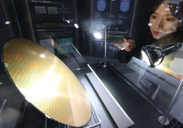  한국은행이 발표한 11월 기업경기조사에 따르면 이달 전산업 기업심리지수(CBSI)는 10월보다 1.5포인트 상승한 92.1을 기록한 것으로 집계됐다. 반도체대전에 전시된 웨이퍼. [사진=연합뉴스]