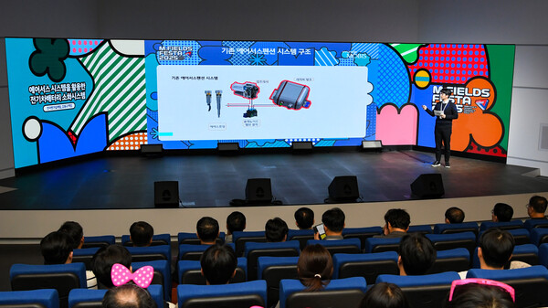 엠필즈 페스타 본선 무대에 오른 연구원이 아이디어 제안 내용을 직접 발표하고 있다. [사진=현대모비스]